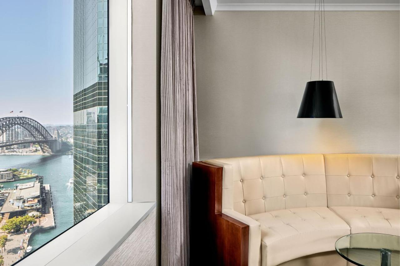 Sydney Harbour Marriott Hotel At Circular Quay Exterior foto A view of the Sydney Harbour Bridge from a suite at the hotel