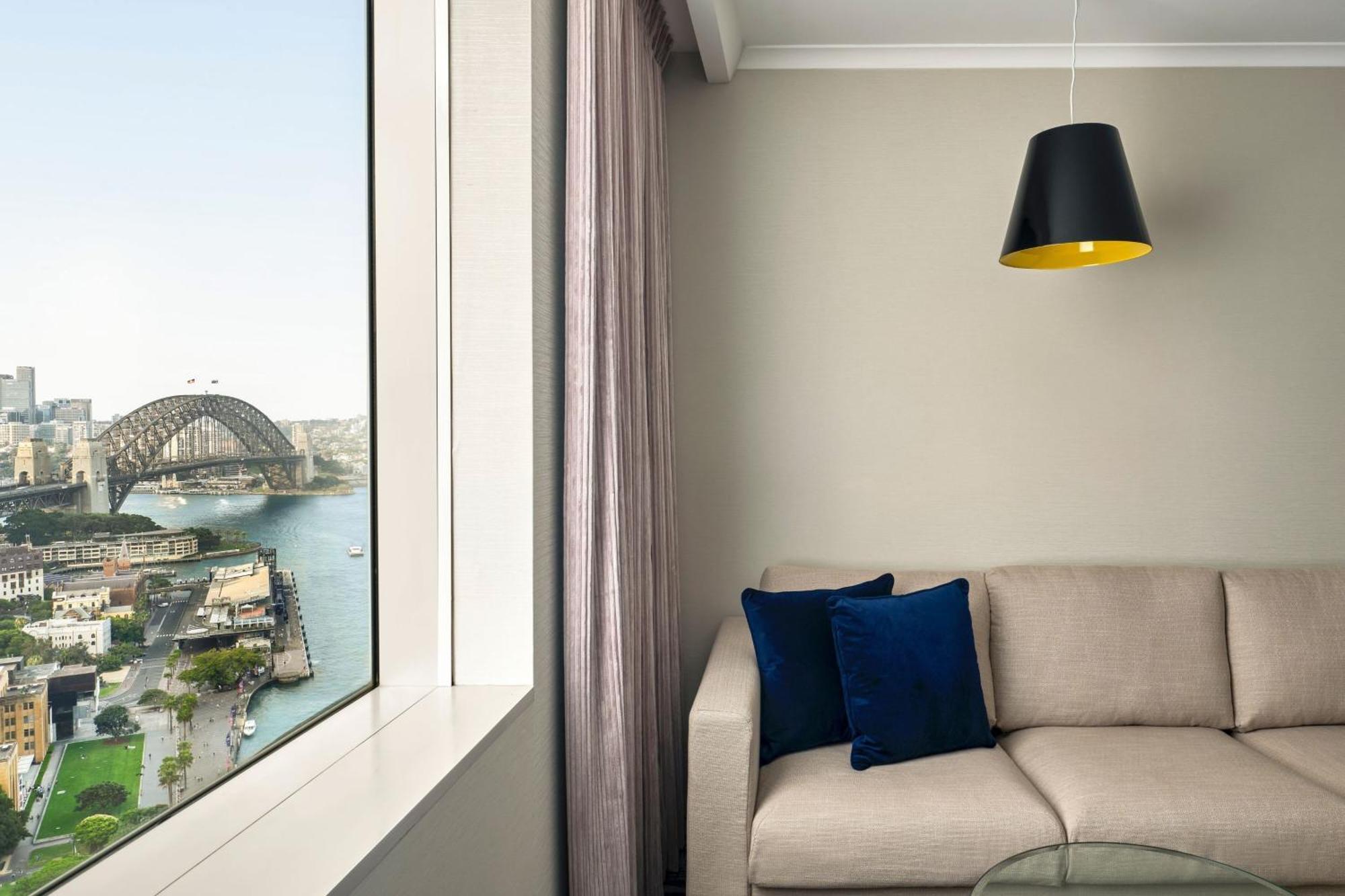 Sydney Harbour Marriott Hotel At Circular Quay Exterior foto A view of the Sydney Harbour Bridge from a suite at the hotel